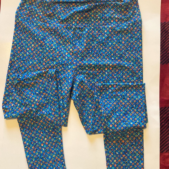Four pair LuLaRoe leggings. All are size tall and curvy - Picture 6 of 9